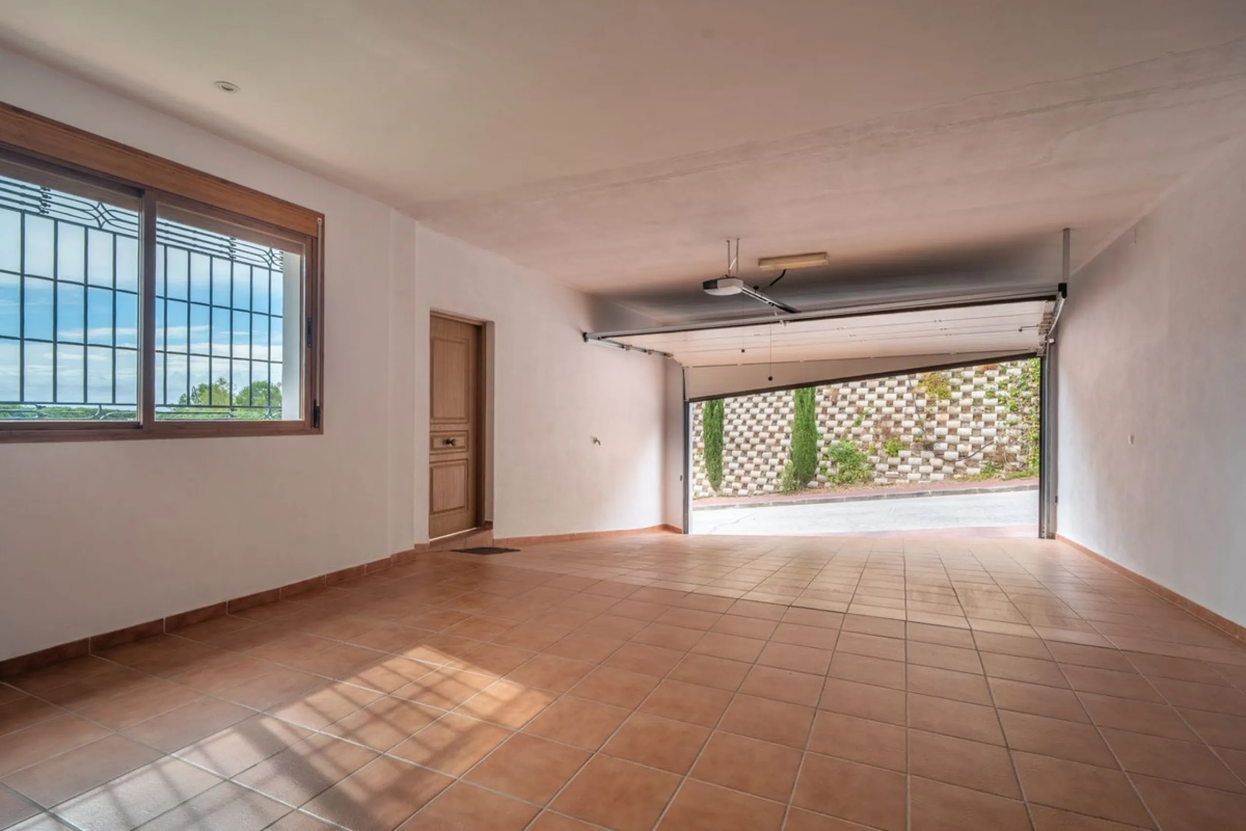 House - Detached Villa в продаже в Málaga, Málaga. В доме 5 спален и 4 ванных комнат. Площадь дома 350 м²