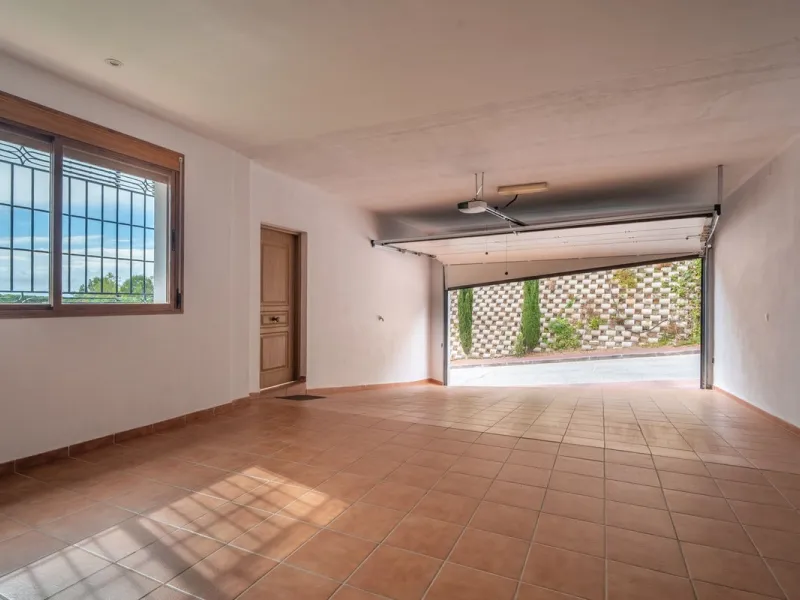 House - Detached Villa в продаже в Málaga, Málaga. В доме 5 спален и 4 ванных комнат. Площадь дома 350 м²
