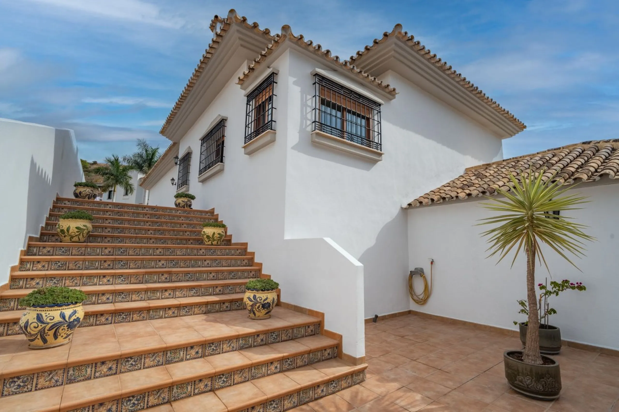 House - Detached Villa в продаже в Málaga, Málaga. В доме 5 спален и 4 ванных комнат. Площадь дома 350 м²