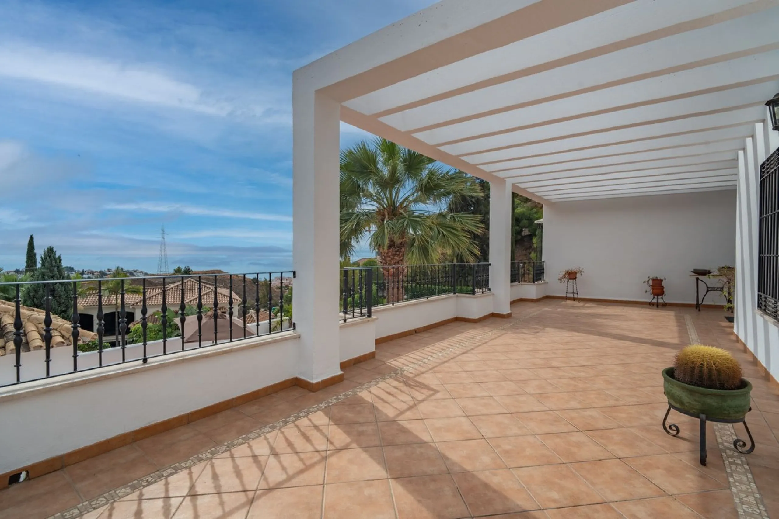 House - Detached Villa в продаже в Málaga, Málaga. В доме 5 спален и 4 ванных комнат. Площадь дома 350 м²