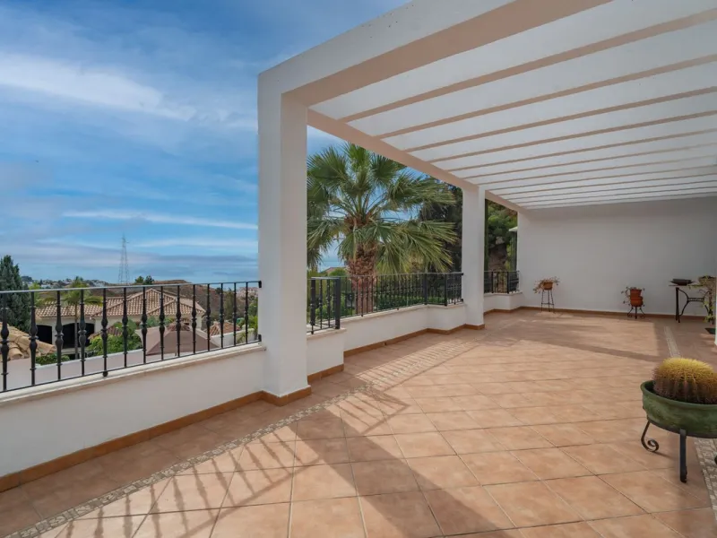 House - Detached Villa в продаже в Málaga, Málaga. В доме 5 спален и 4 ванных комнат. Площадь дома 350 м²