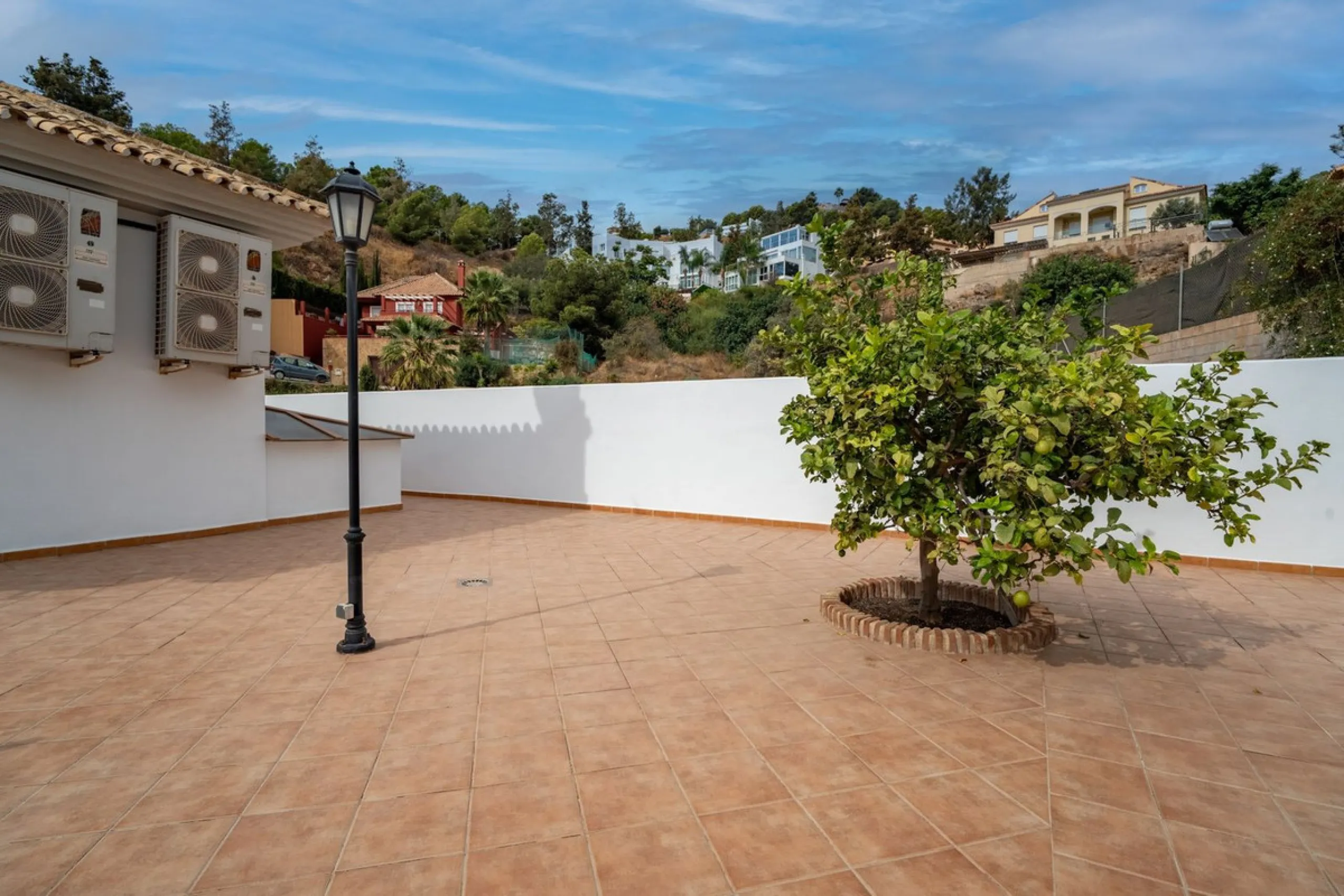 House - Detached Villa в продаже в Málaga, Málaga. В доме 5 спален и 4 ванных комнат. Площадь дома 350 м²