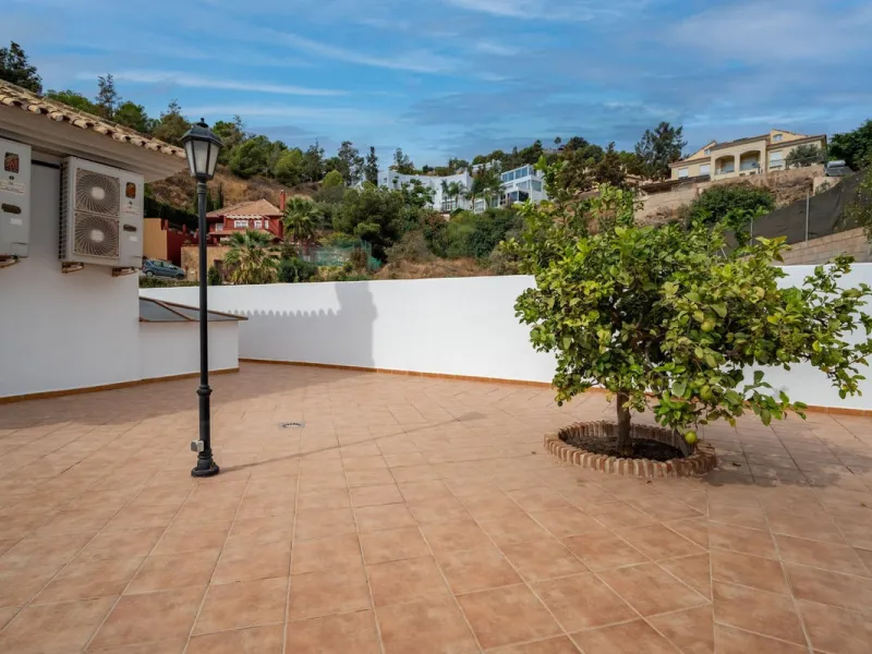 House - Detached Villa в продаже в Málaga, Málaga. В доме 5 спален и 4 ванных комнат. Площадь дома 350 м²