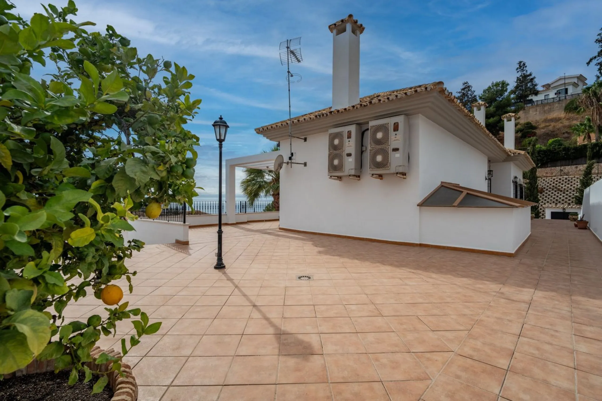 House - Detached Villa в продаже в Málaga, Málaga. В доме 5 спален и 4 ванных комнат. Площадь дома 350 м²