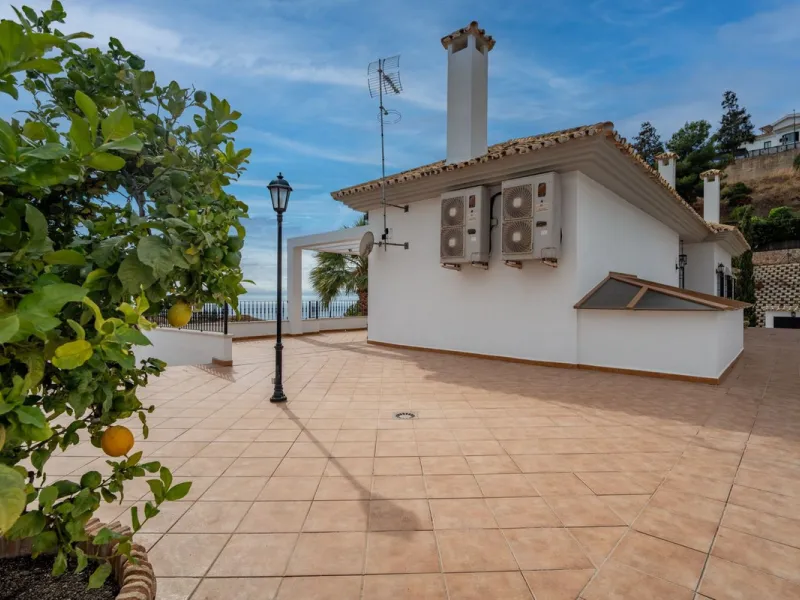 House - Detached Villa в продаже в Málaga, Málaga. В доме 5 спален и 4 ванных комнат. Площадь дома 350 м²
