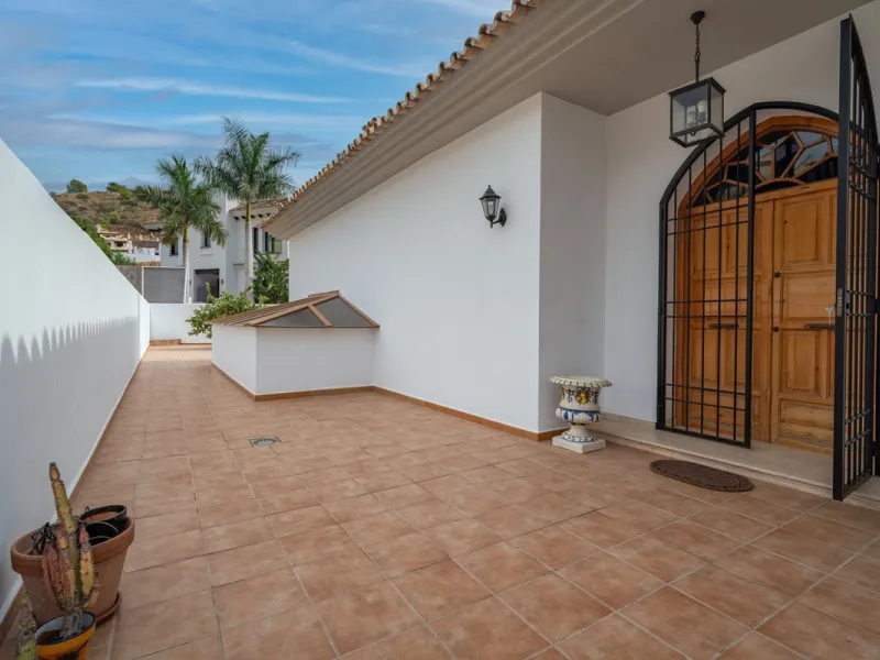 House - Detached Villa в продаже в Málaga, Málaga. В доме 5 спален и 4 ванных комнат. Площадь дома 350 м²