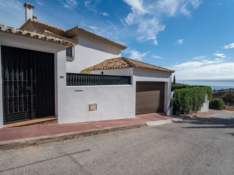 House - Detached Villa в продаже в Málaga, Málaga. В доме 5 спален и 4 ванных комнат. Площадь дома 350 м²