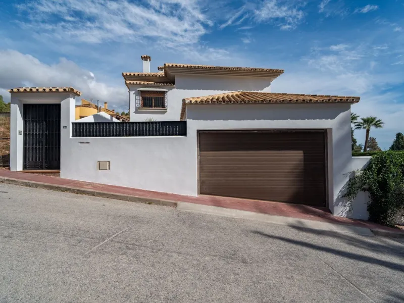 House - Detached Villa в продаже в Málaga, Málaga. В доме 5 спален и 4 ванных комнат. Площадь дома 350 м²