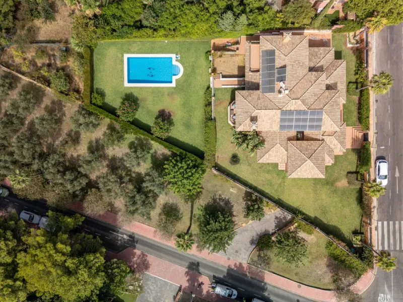House - Detached Villa в продаже в Benalmadena, Málaga. В доме 6 спален и 5 ванных комнат. Площадь дома 658 м². Площадь участка 1510 м²