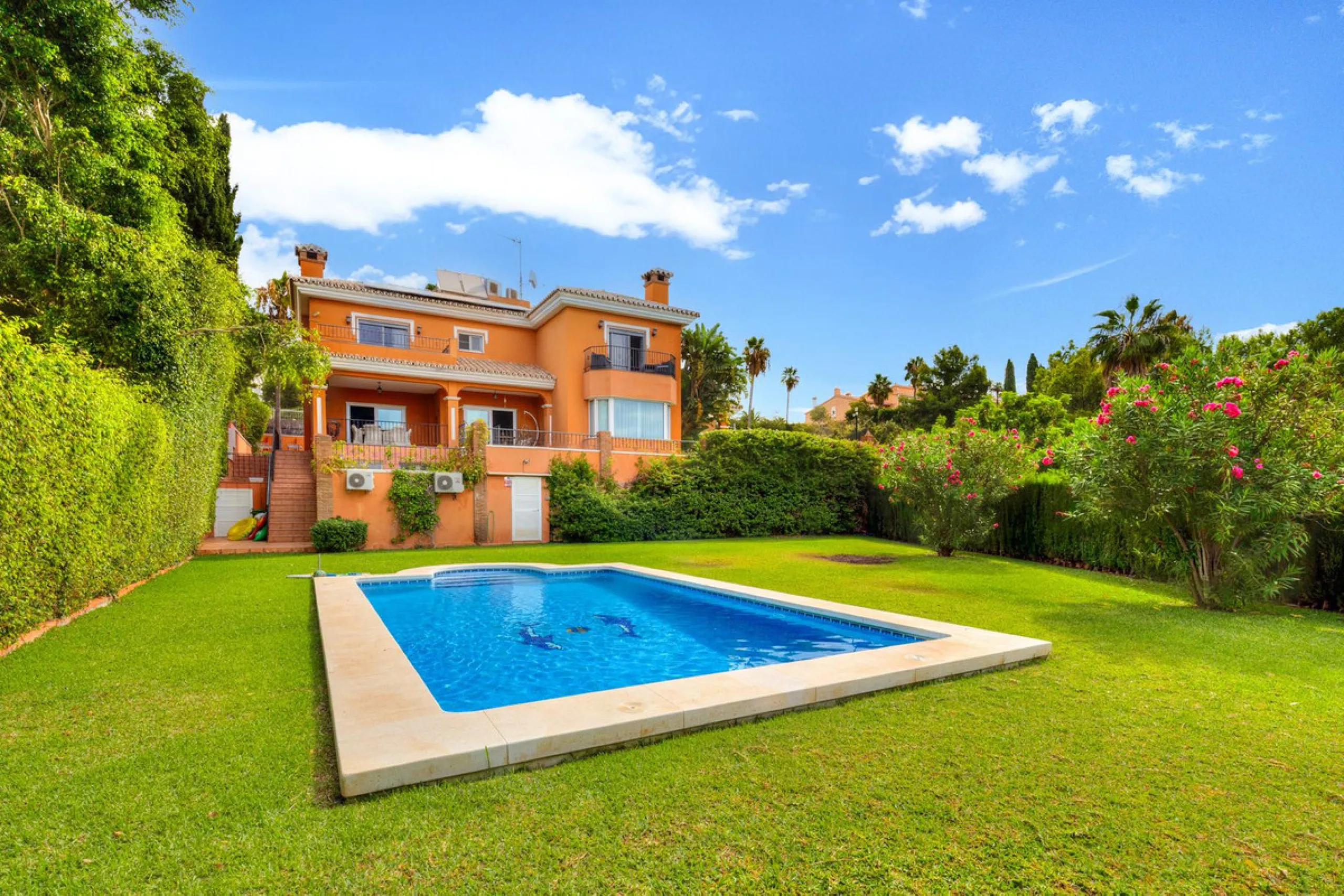 House - Detached Villa в продаже в Benalmadena, Málaga. В доме 6 спален и 5 ванных комнат. Площадь дома 658 м². Площадь участка 1510 м²