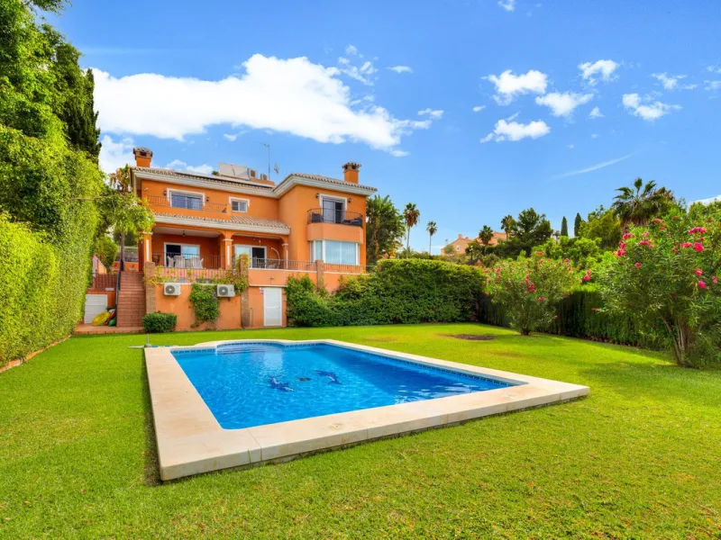House - Detached Villa в продаже в Benalmadena, Málaga. В доме 6 спален и 5 ванных комнат. Площадь дома 658 м². Площадь участка 1510 м²