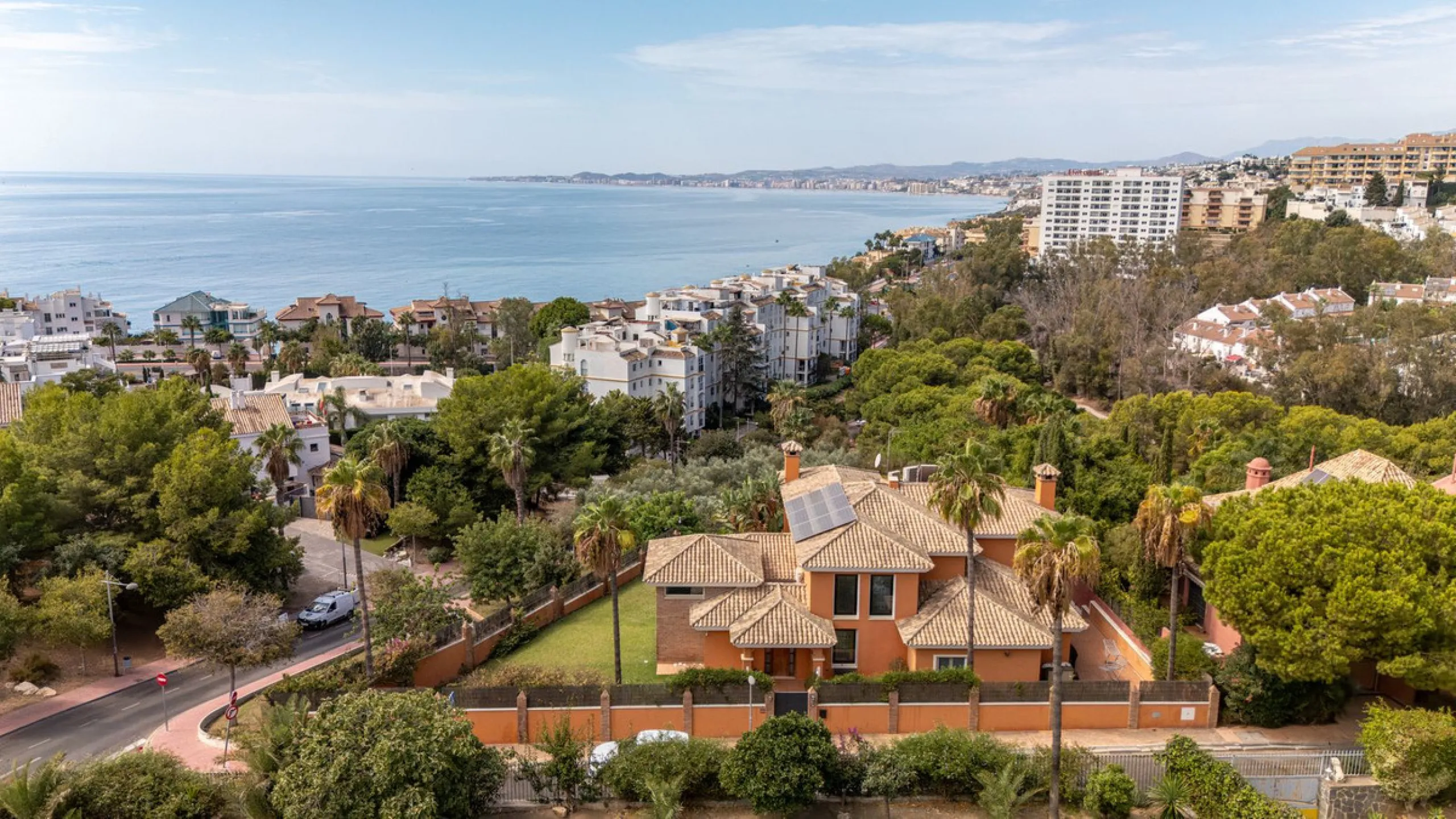 House - Detached Villa в продаже в Benalmadena, Málaga. В доме 6 спален и 5 ванных комнат. Площадь дома 658 м². Площадь участка 1510 м²