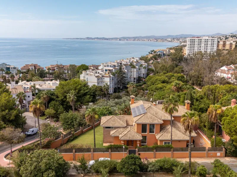 House - Detached Villa в продаже в Benalmadena, Málaga. В доме 6 спален и 5 ванных комнат. Площадь дома 658 м². Площадь участка 1510 м²
