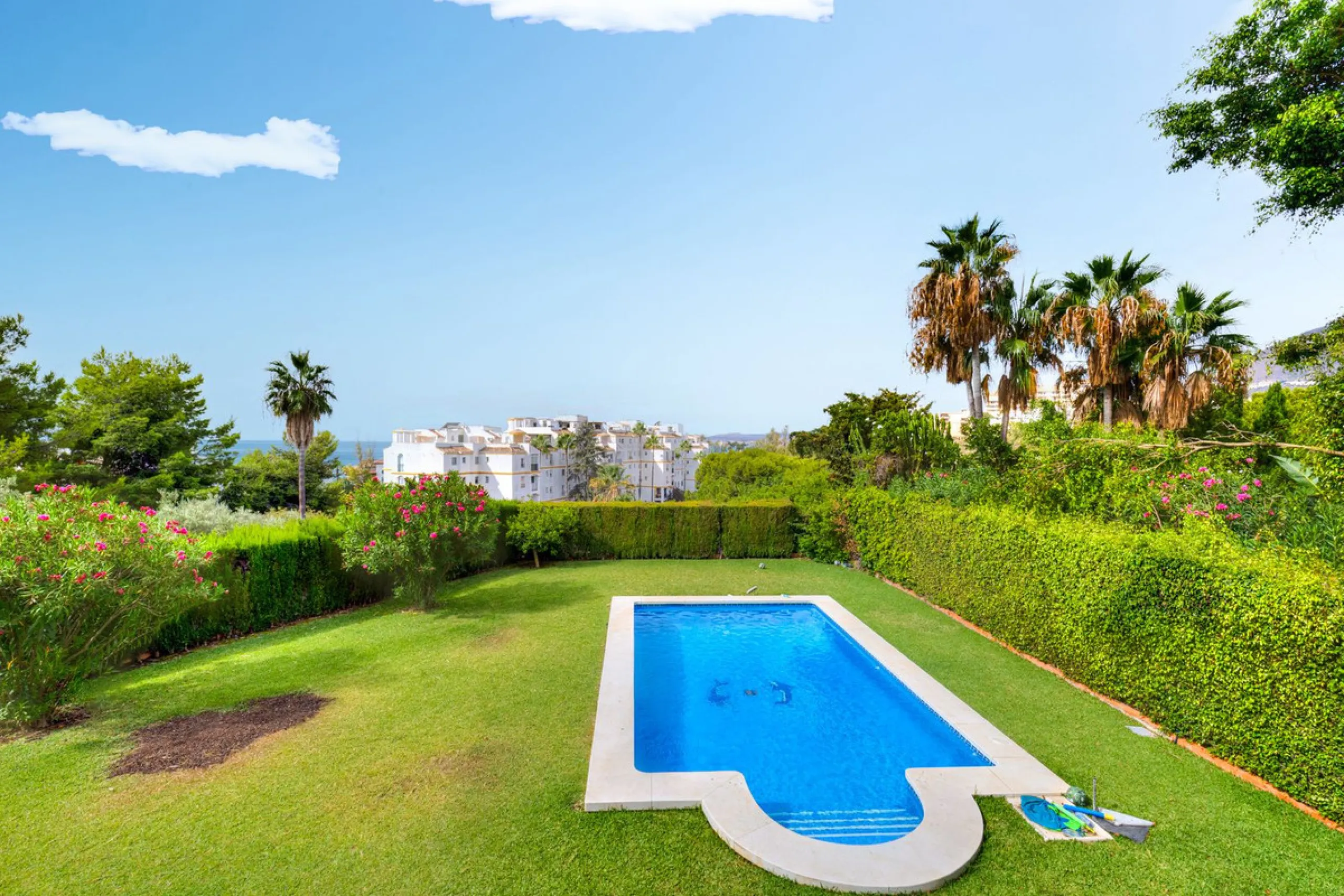 House - Detached Villa в продаже в Benalmadena, Málaga. В доме 6 спален и 5 ванных комнат. Площадь дома 658 м². Площадь участка 1510 м²