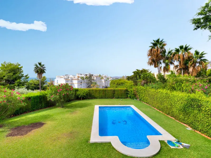 House - Detached Villa в продаже в Benalmadena, Málaga. В доме 6 спален и 5 ванных комнат. Площадь дома 658 м². Площадь участка 1510 м²
