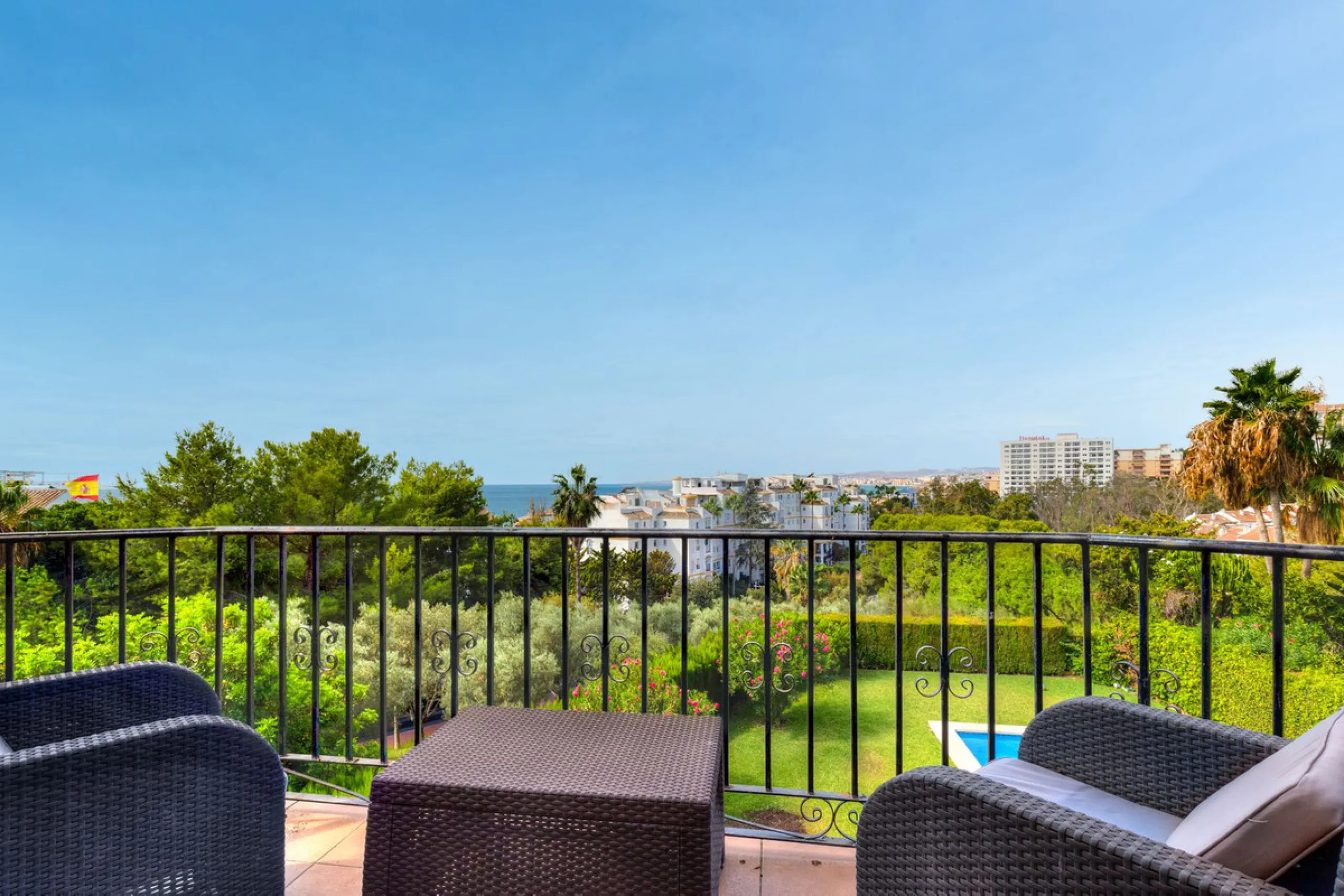 House - Detached Villa в продаже в Benalmadena, Málaga. В доме 6 спален и 5 ванных комнат. Площадь дома 658 м². Площадь участка 1510 м²
