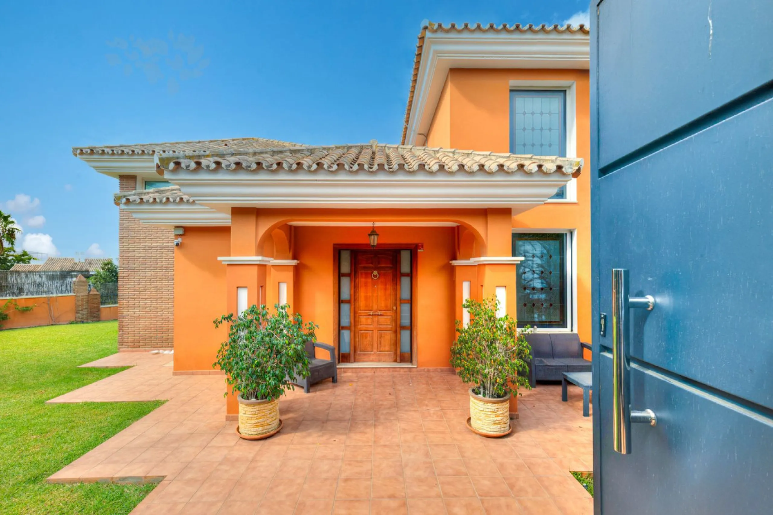 House - Detached Villa в продаже в Benalmadena, Málaga. В доме 6 спален и 5 ванных комнат. Площадь дома 658 м². Площадь участка 1510 м²