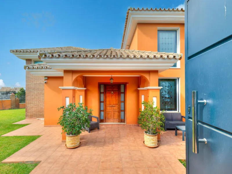 House - Detached Villa в продаже в Benalmadena, Málaga. В доме 6 спален и 5 ванных комнат. Площадь дома 658 м². Площадь участка 1510 м²