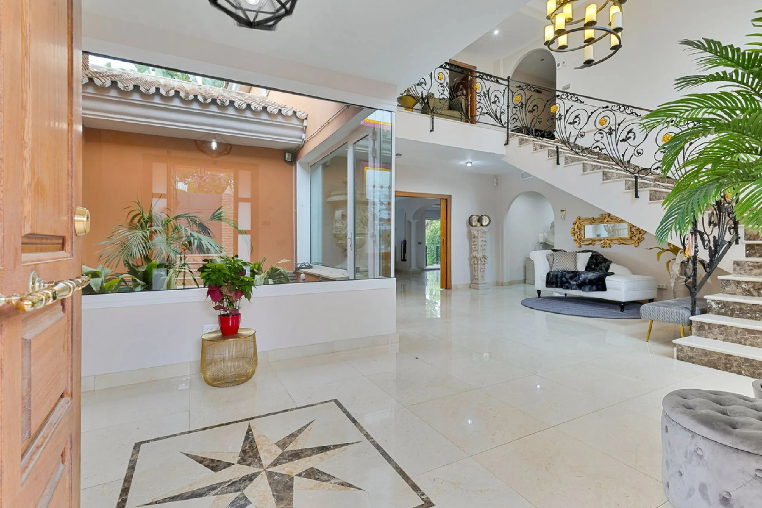 House - Detached Villa в продаже в Benalmadena, Málaga. В доме 6 спален и 5 ванных комнат. Площадь дома 658 м². Площадь участка 1510 м²