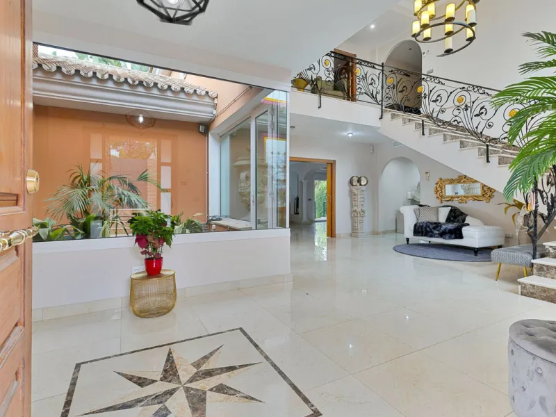 House - Detached Villa в продаже в Benalmadena, Málaga. В доме 6 спален и 5 ванных комнат. Площадь дома 658 м². Площадь участка 1510 м²