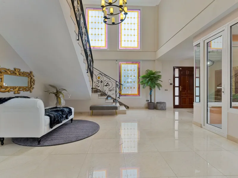 House - Detached Villa в продаже в Benalmadena, Málaga. В доме 6 спален и 5 ванных комнат. Площадь дома 658 м². Площадь участка 1510 м²