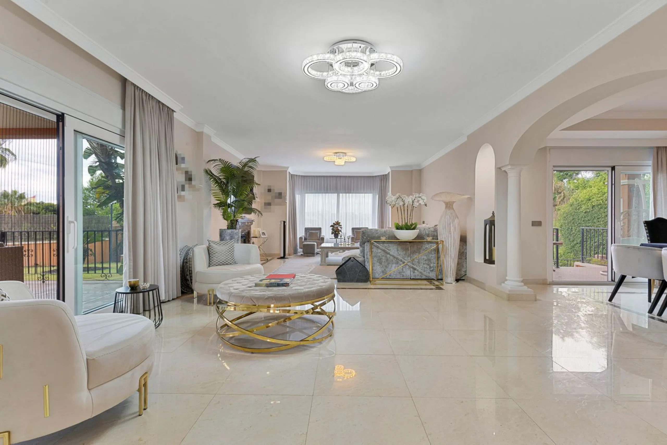 House - Detached Villa в продаже в Benalmadena, Málaga. В доме 6 спален и 5 ванных комнат. Площадь дома 658 м². Площадь участка 1510 м²