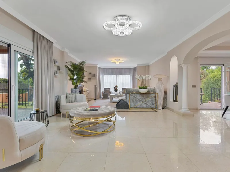 House - Detached Villa в продаже в Benalmadena, Málaga. В доме 6 спален и 5 ванных комнат. Площадь дома 658 м². Площадь участка 1510 м²