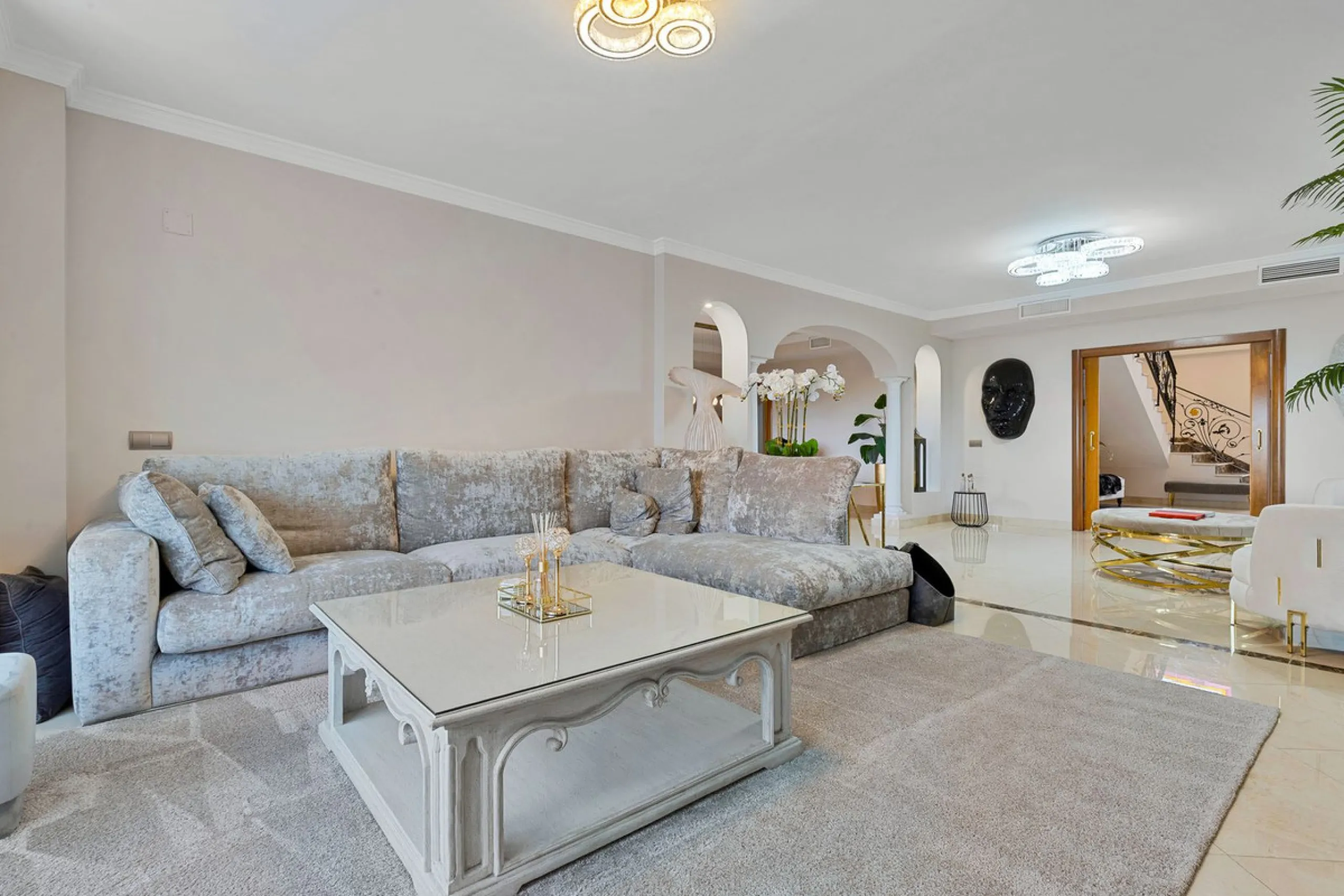 House - Detached Villa в продаже в Benalmadena, Málaga. В доме 6 спален и 5 ванных комнат. Площадь дома 658 м². Площадь участка 1510 м²
