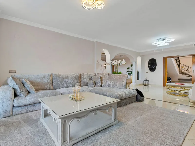 House - Detached Villa в продаже в Benalmadena, Málaga. В доме 6 спален и 5 ванных комнат. Площадь дома 658 м². Площадь участка 1510 м²
