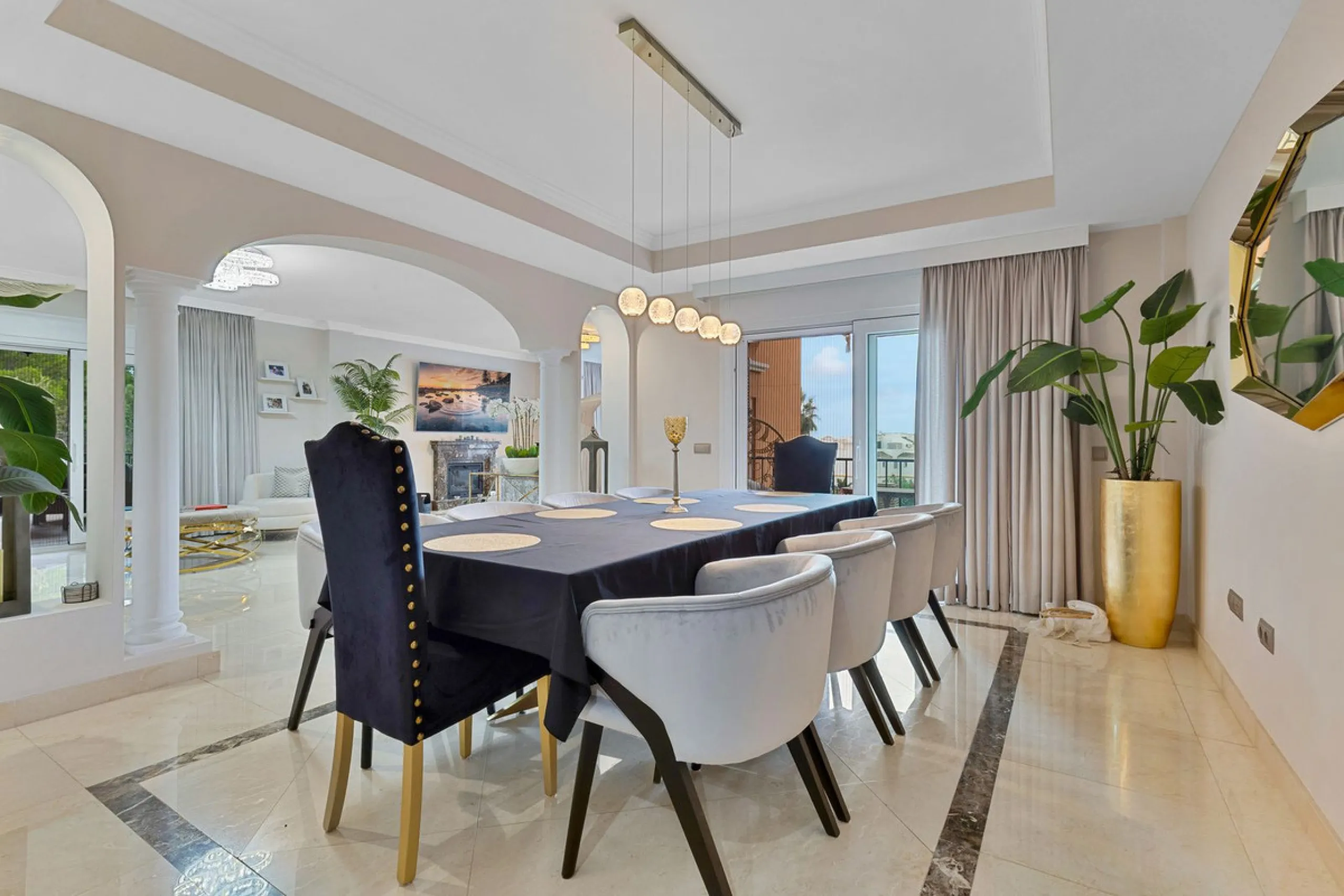 House - Detached Villa в продаже в Benalmadena, Málaga. В доме 6 спален и 5 ванных комнат. Площадь дома 658 м². Площадь участка 1510 м²