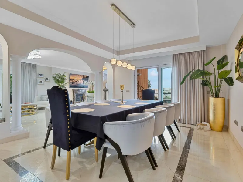 House - Detached Villa в продаже в Benalmadena, Málaga. В доме 6 спален и 5 ванных комнат. Площадь дома 658 м². Площадь участка 1510 м²