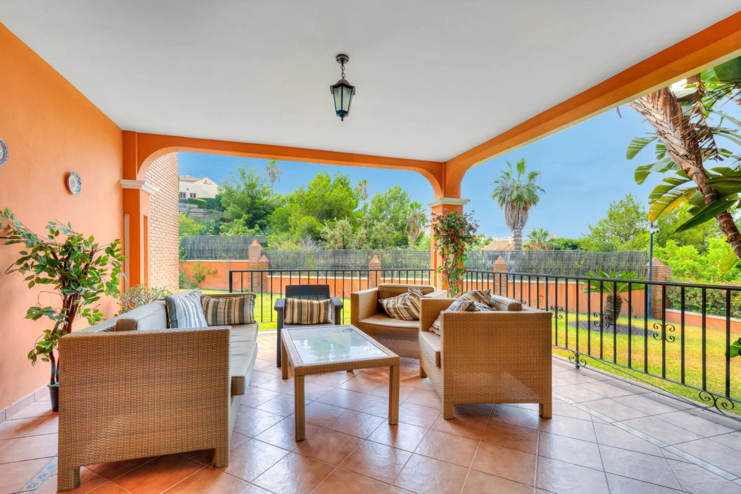 House - Detached Villa в продаже в Benalmadena, Málaga. В доме 6 спален и 5 ванных комнат. Площадь дома 658 м². Площадь участка 1510 м²