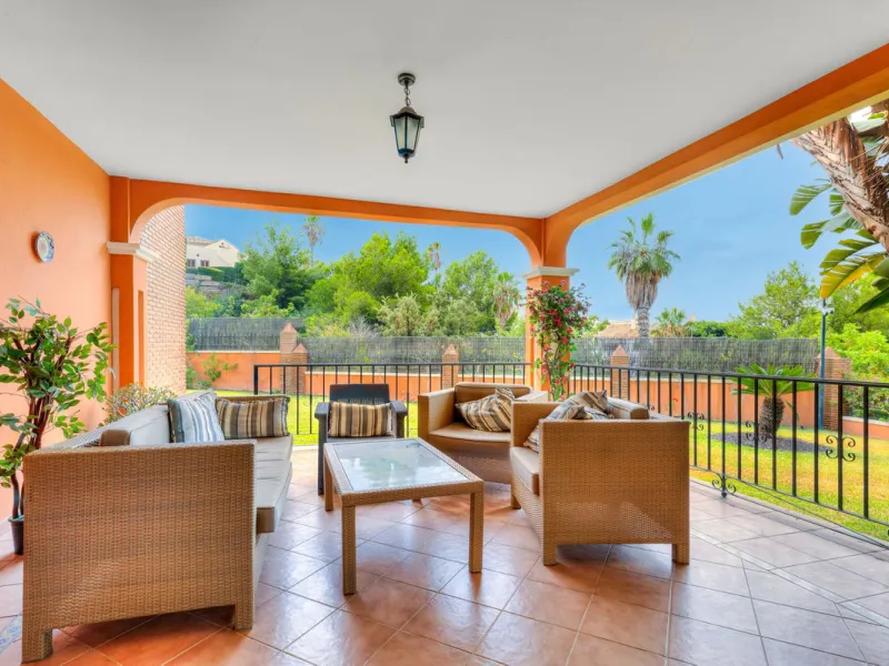 House - Detached Villa в продаже в Benalmadena, Málaga. В доме 6 спален и 5 ванных комнат. Площадь дома 658 м². Площадь участка 1510 м²