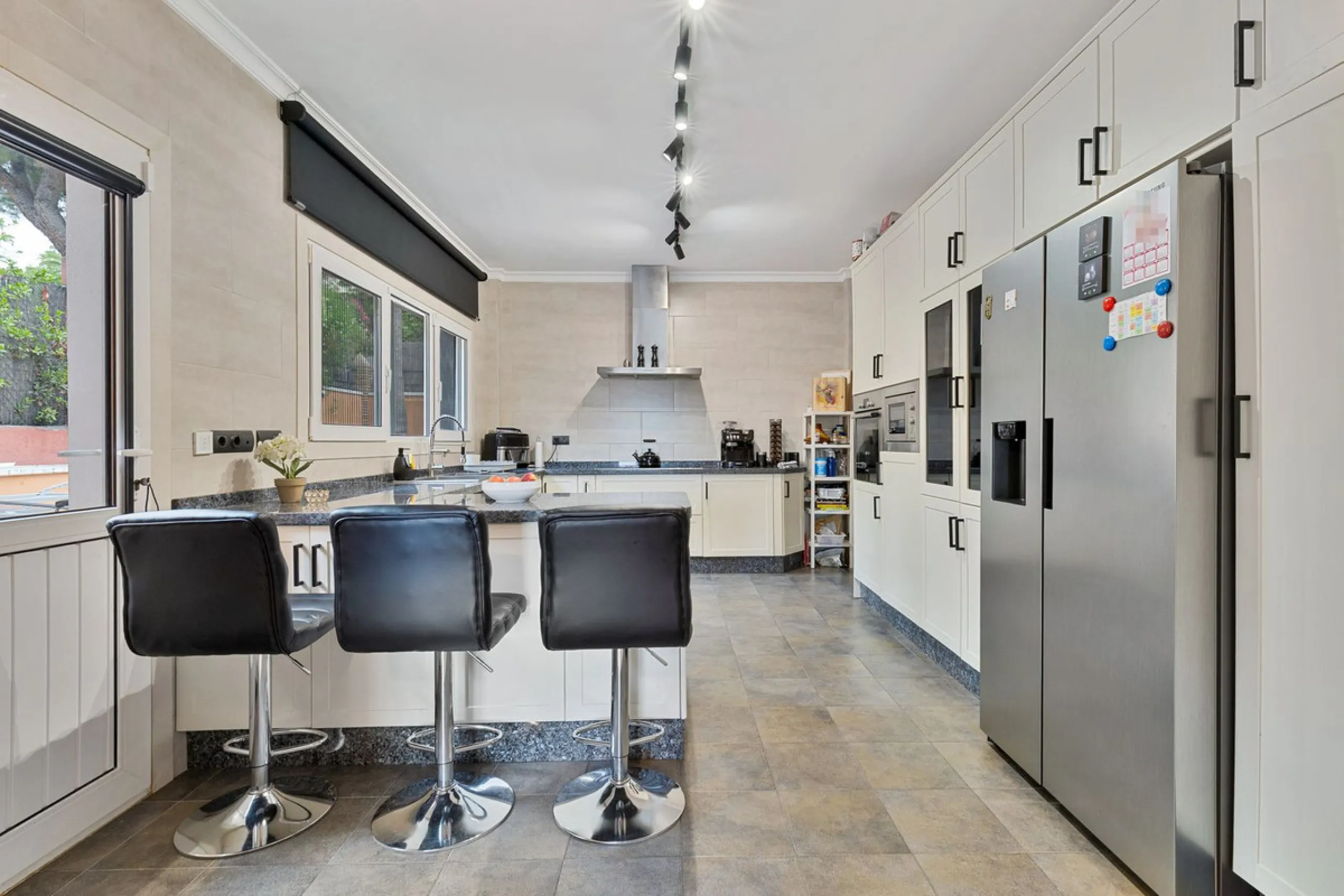 House - Detached Villa в продаже в Benalmadena, Málaga. В доме 6 спален и 5 ванных комнат. Площадь дома 658 м². Площадь участка 1510 м²