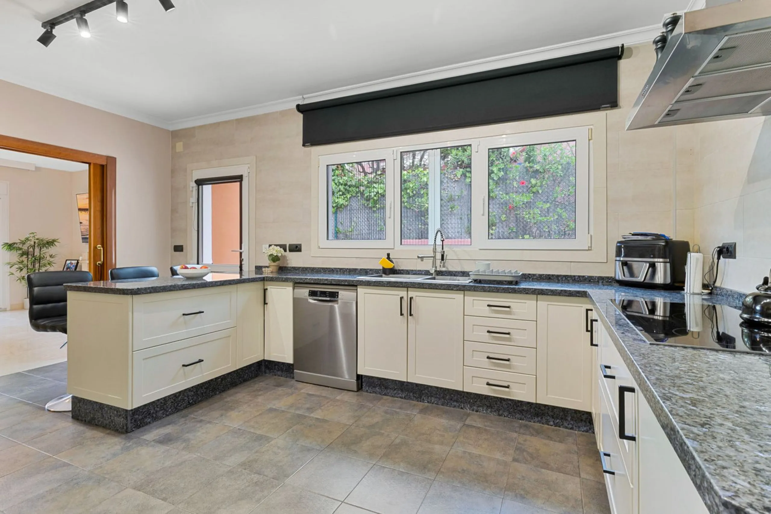 House - Detached Villa в продаже в Benalmadena, Málaga. В доме 6 спален и 5 ванных комнат. Площадь дома 658 м². Площадь участка 1510 м²