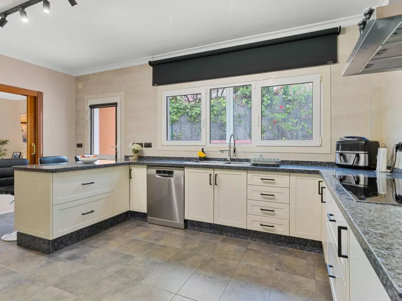 House - Detached Villa в продаже в Benalmadena, Málaga. В доме 6 спален и 5 ванных комнат. Площадь дома 658 м². Площадь участка 1510 м²