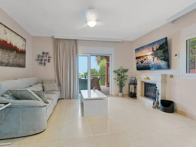 House - Detached Villa в продаже в Benalmadena, Málaga. В доме 6 спален и 5 ванных комнат. Площадь дома 658 м². Площадь участка 1510 м²