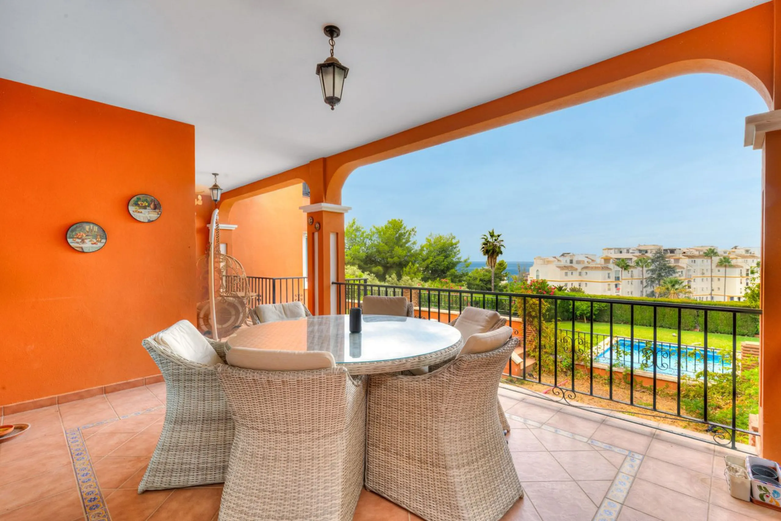 House - Detached Villa в продаже в Benalmadena, Málaga. В доме 6 спален и 5 ванных комнат. Площадь дома 658 м². Площадь участка 1510 м²