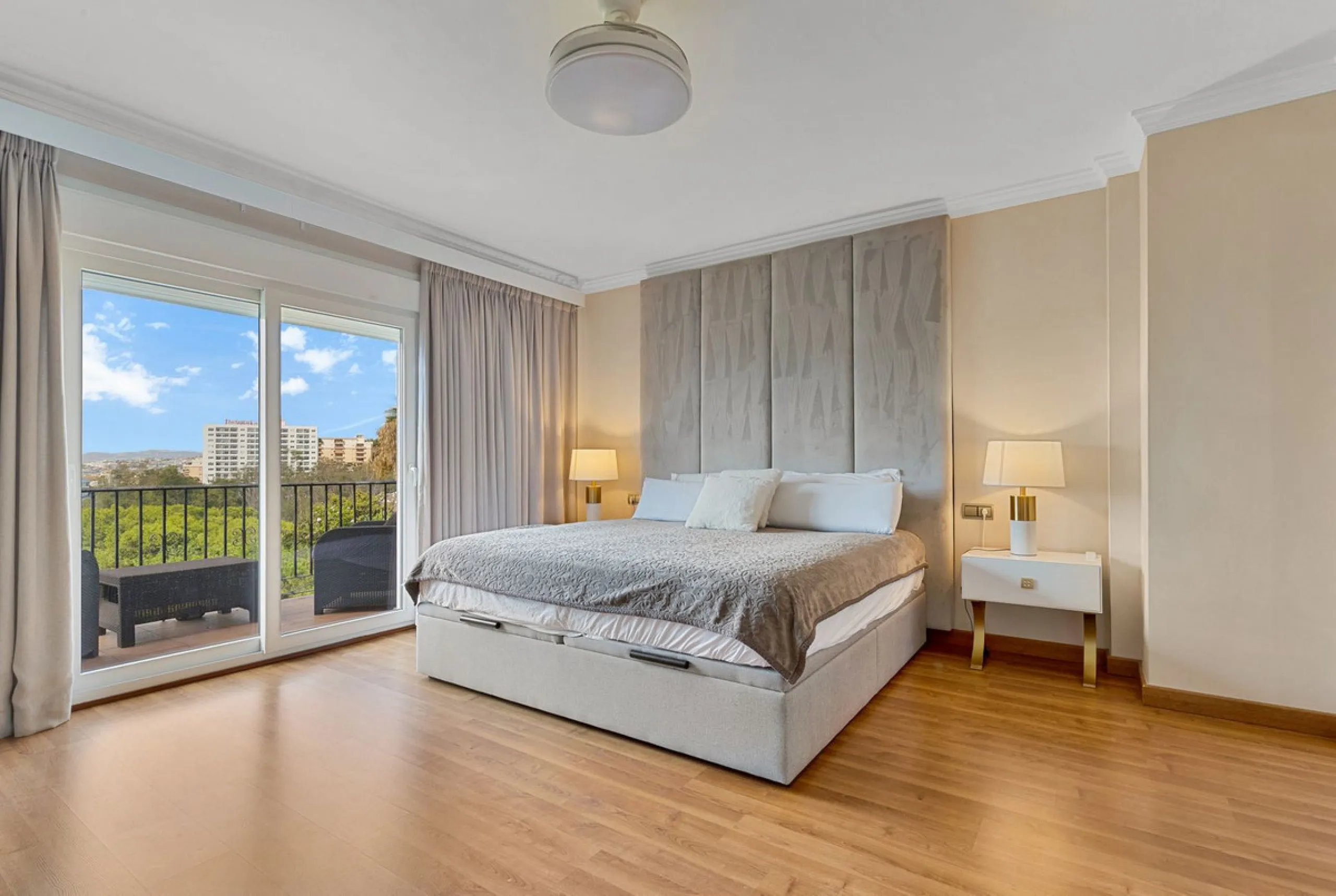 House - Detached Villa в продаже в Benalmadena, Málaga. В доме 6 спален и 5 ванных комнат. Площадь дома 658 м². Площадь участка 1510 м²