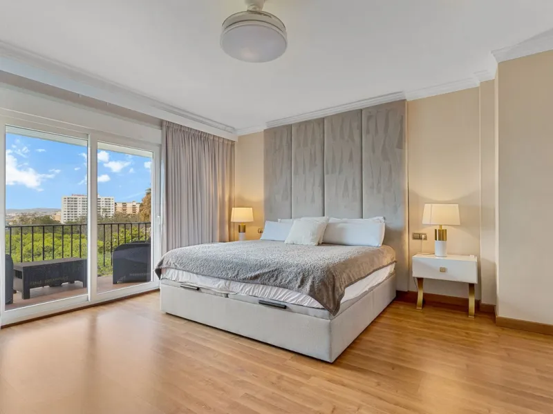 House - Detached Villa в продаже в Benalmadena, Málaga. В доме 6 спален и 5 ванных комнат. Площадь дома 658 м². Площадь участка 1510 м²