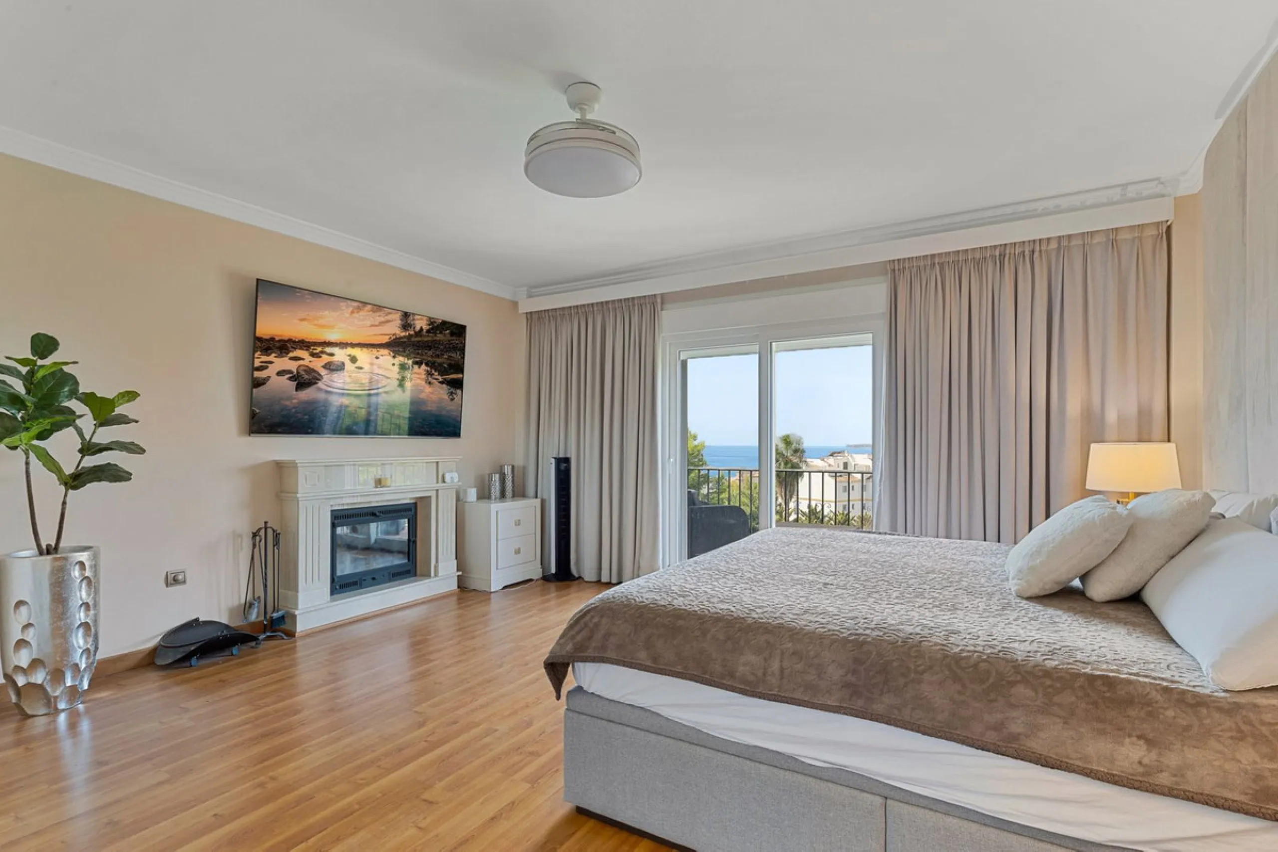 House - Detached Villa в продаже в Benalmadena, Málaga. В доме 6 спален и 5 ванных комнат. Площадь дома 658 м². Площадь участка 1510 м²