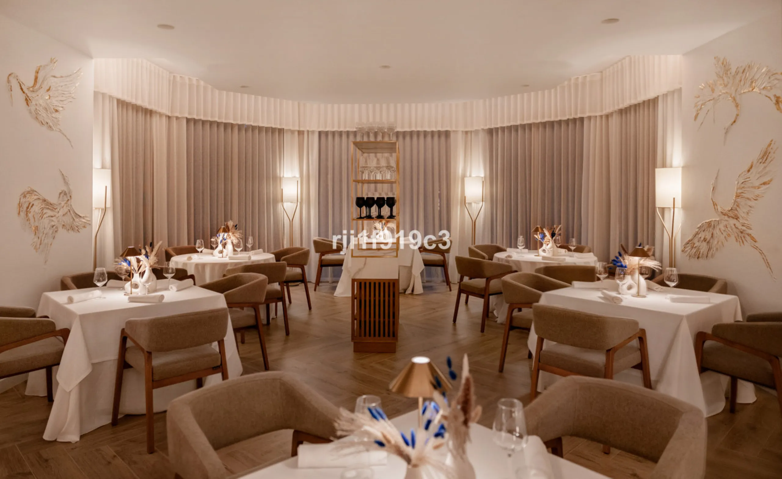 Wunderbares Apartment in der renommierten Wohnanlage Elviria Hills, einer der exklusivsten und begehrtesten Lagen im Osten von Marbella. Dieses elegante Apartment mit 103 m² zeichnet sich durch Großzügigkeit, Helligkeit und ein unvergleichliches Qualitätsniveau aus