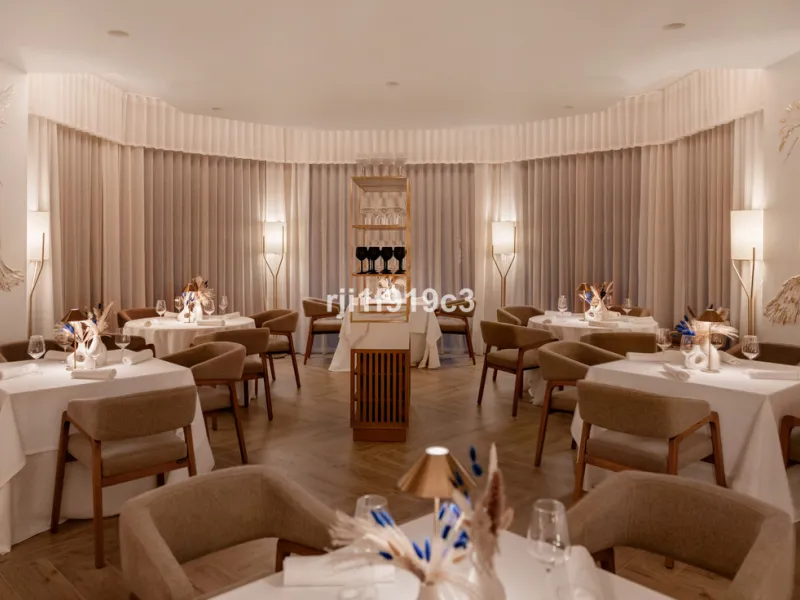 Wunderbares Apartment in der renommierten Wohnanlage Elviria Hills, einer der exklusivsten und begehrtesten Lagen im Osten von Marbella. Dieses elegante Apartment mit 103 m² zeichnet sich durch Großzügigkeit, Helligkeit und ein unvergleichliches Qualitätsniveau aus