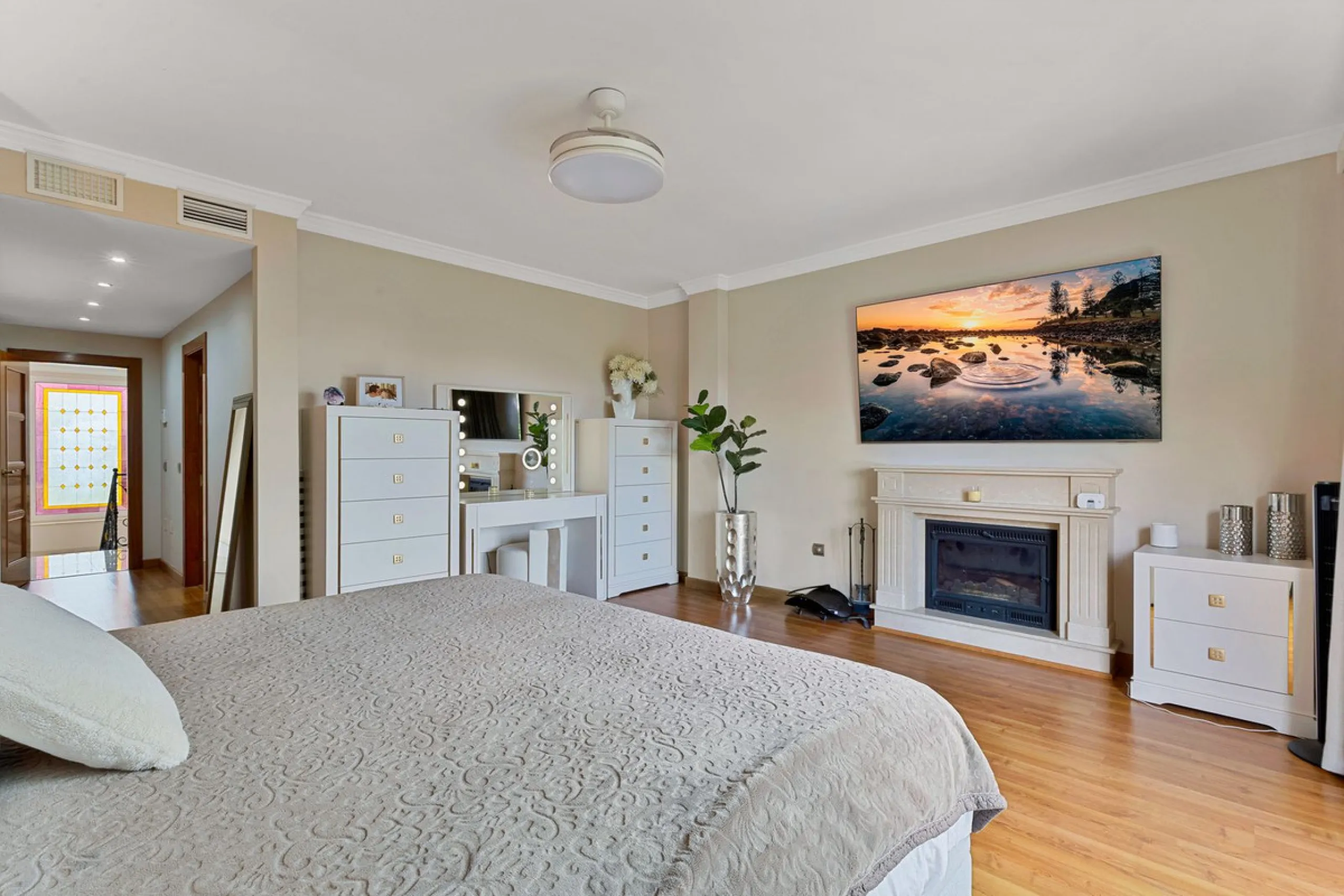 House - Detached Villa в продаже в Benalmadena, Málaga. В доме 6 спален и 5 ванных комнат. Площадь дома 658 м². Площадь участка 1510 м²