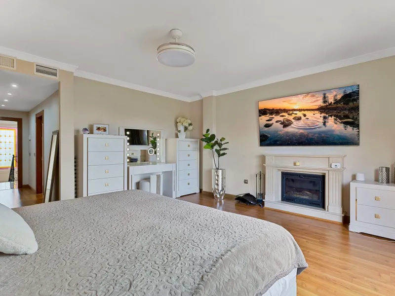 House - Detached Villa в продаже в Benalmadena, Málaga. В доме 6 спален и 5 ванных комнат. Площадь дома 658 м². Площадь участка 1510 м²