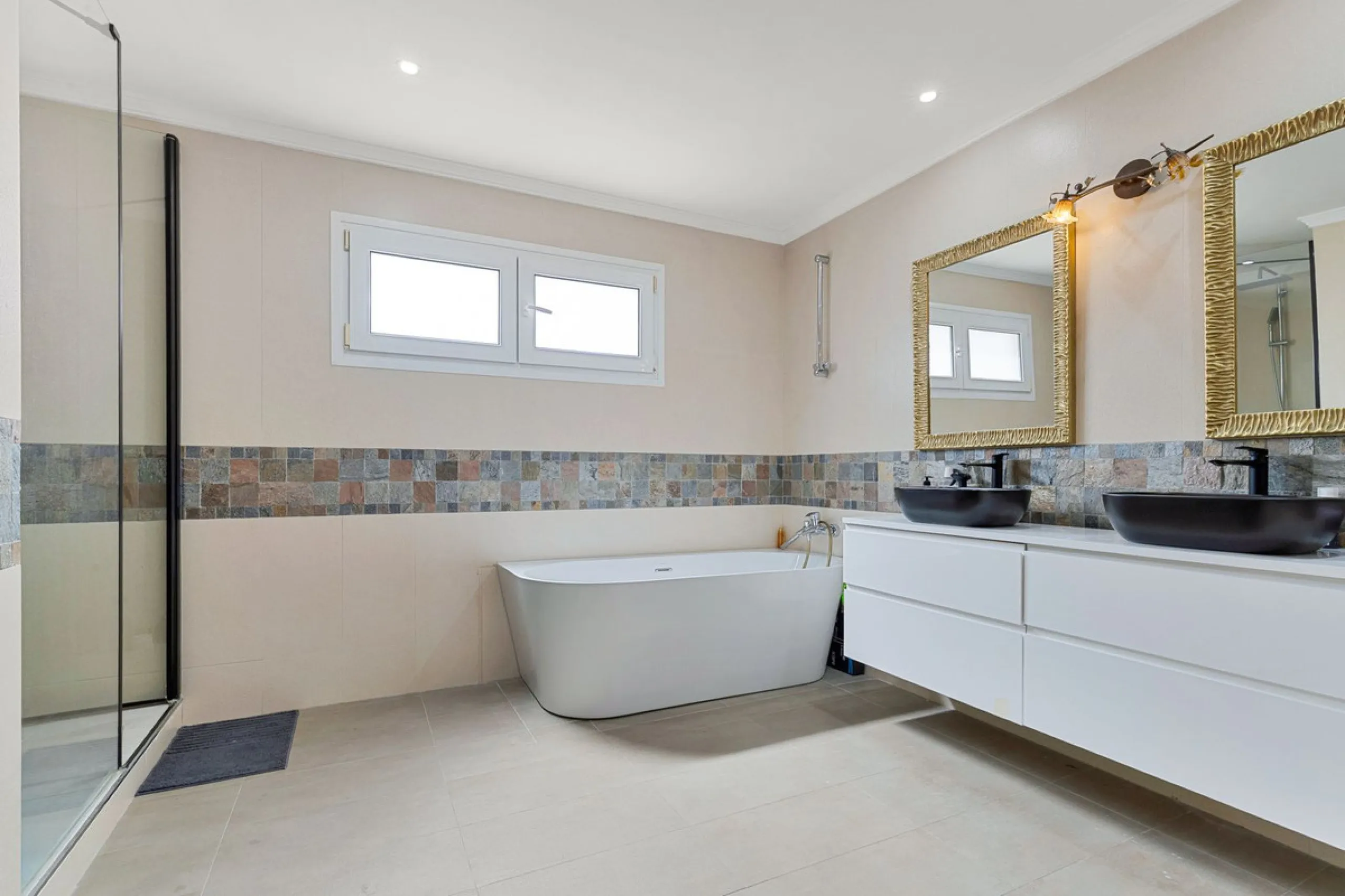 House - Detached Villa в продаже в Benalmadena, Málaga. В доме 6 спален и 5 ванных комнат. Площадь дома 658 м². Площадь участка 1510 м²