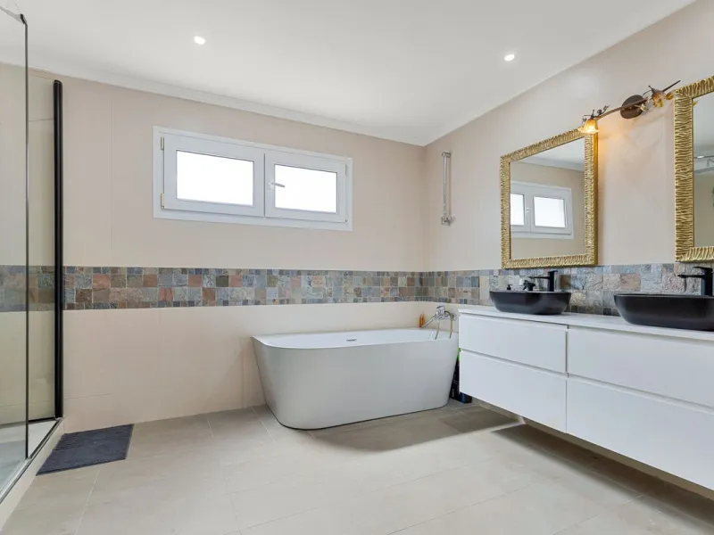 House - Detached Villa в продаже в Benalmadena, Málaga. В доме 6 спален и 5 ванных комнат. Площадь дома 658 м². Площадь участка 1510 м²