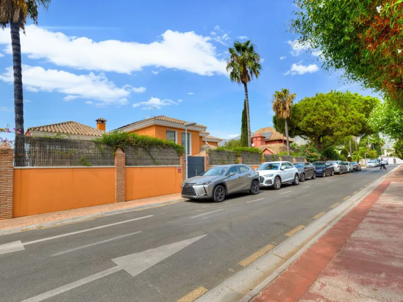 House - Detached Villa в продаже в Benalmadena, Málaga. В доме 6 спален и 5 ванных комнат. Площадь дома 658 м². Площадь участка 1510 м²