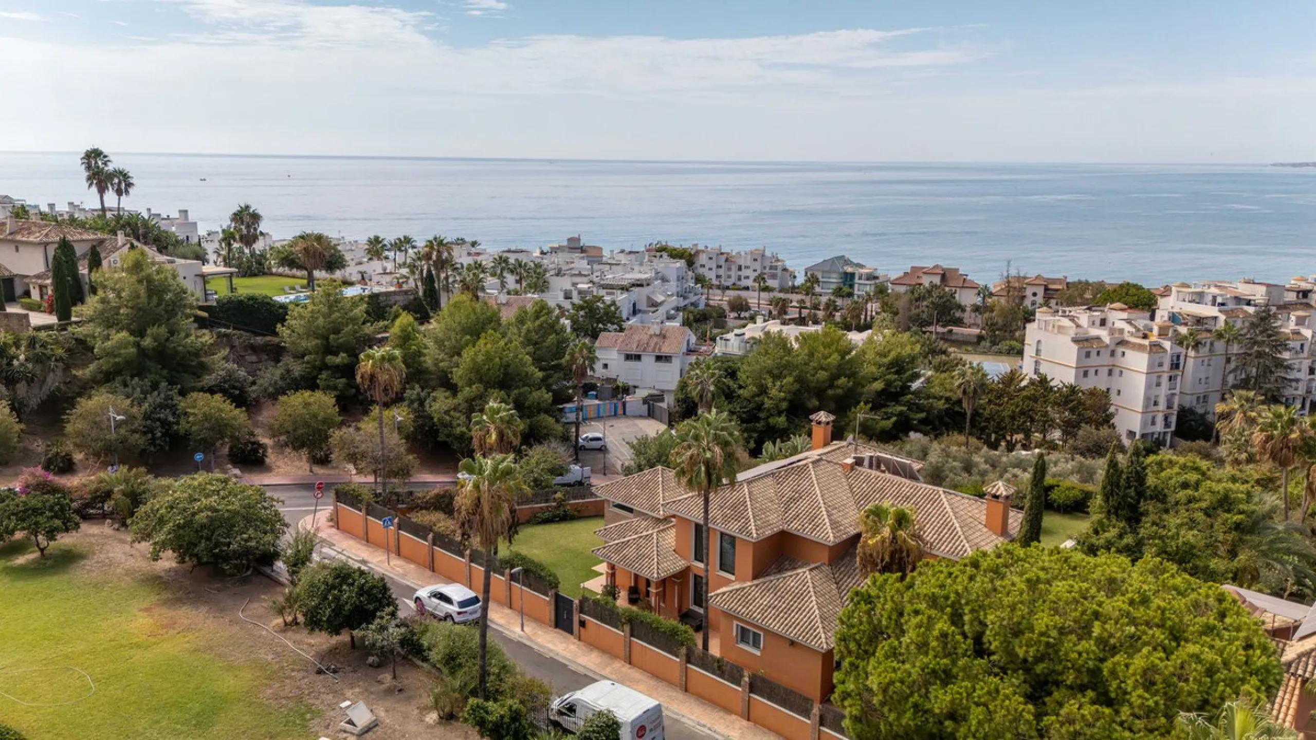 House - Detached Villa в продаже в Benalmadena, Málaga. В доме 6 спален и 5 ванных комнат. Площадь дома 658 м². Площадь участка 1510 м²
