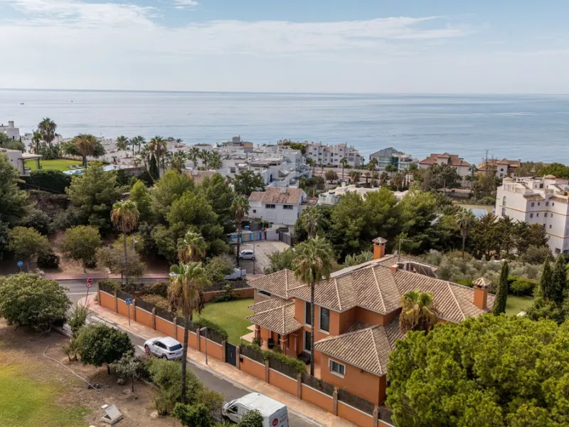 House - Detached Villa в продаже в Benalmadena, Málaga. В доме 6 спален и 5 ванных комнат. Площадь дома 658 м². Площадь участка 1510 м²
